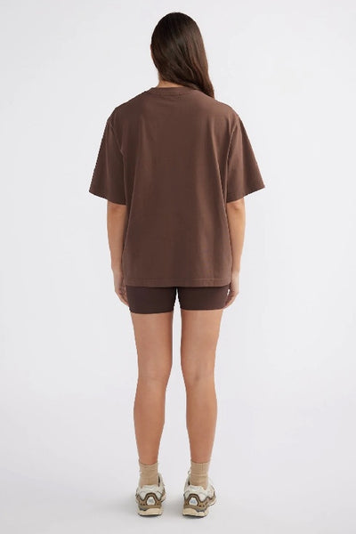 ENA PELLY - ESSENTIAL LOGO TEE - MOCHA