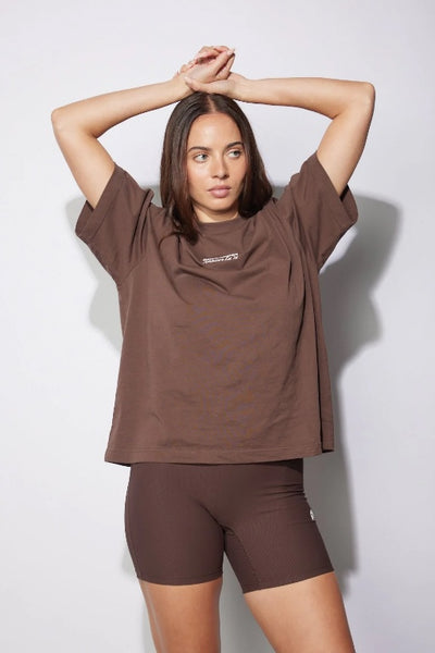 ENA PELLY - ESSENTIAL LOGO TEE - MOCHA